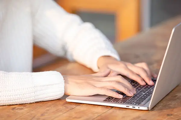 背中国法律适合听什么歌